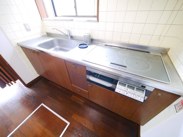 八街市文違　中古戸建のキッチン|内装リフォーム済み令和8年4月 カーポート駐車2台（並列） IH システムキッチン・2階にもトイレ
