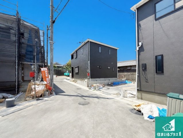 ■枚方市釈尊寺町　第4期　新築一戸建ての前面道路含む現地写真|周辺は落ち着いた街並みの住宅地！子育てがしやすい住環境です！まだ未完成ですが、現地でしかわからない事もございます。是非一度ご覧ください。