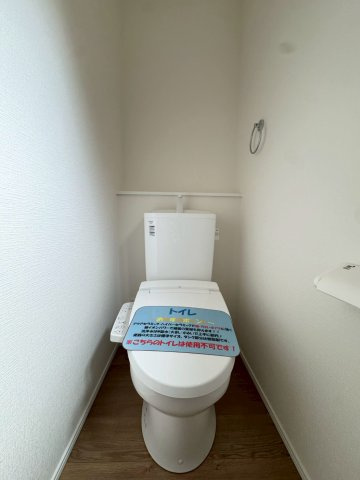 ーBloomーブルームー小倉北区東篠崎1丁目1期　【小倉北区　新築戸建て】のトイレ|独立した場所にあり、来客時も使いやすい1階トイレ♪　【小倉北区　新築戸建て】