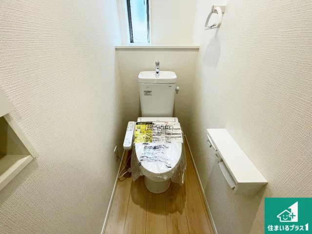 ■枚方市釈尊寺町　第4期　新築一戸建てのトイレ|1・2階の2ヶ所にあるので、朝の忙しい時間の順番待ちもなく、深夜の利用にも大変便利です。