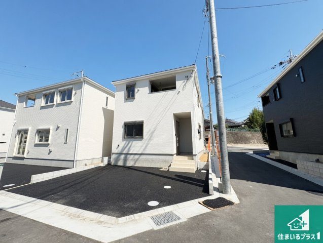 ■枚方市釈尊寺町　第4期　新築一戸建ての前面道路含む現地写真|周辺は閑静な住宅街！前面道路広々で車の出し入れも便利です。駐車が苦手な方でも安心して車庫入れできます！