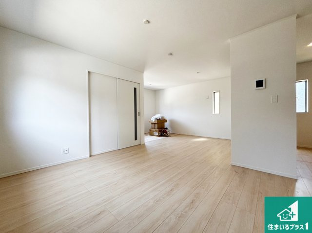 ■枚方市釈尊寺町　第4期　新築一戸建ての居間・リビング|日当たり良好の明るいリビングで朝の目覚めもスッキリできそう！対面キッチンでご家族のコミュニケーションも自然と増える設計！小さなお子様が遊ぶスペースを作っても広々とくつろげるLDK！