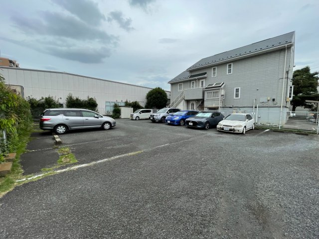 クレストアゼリアの駐車場