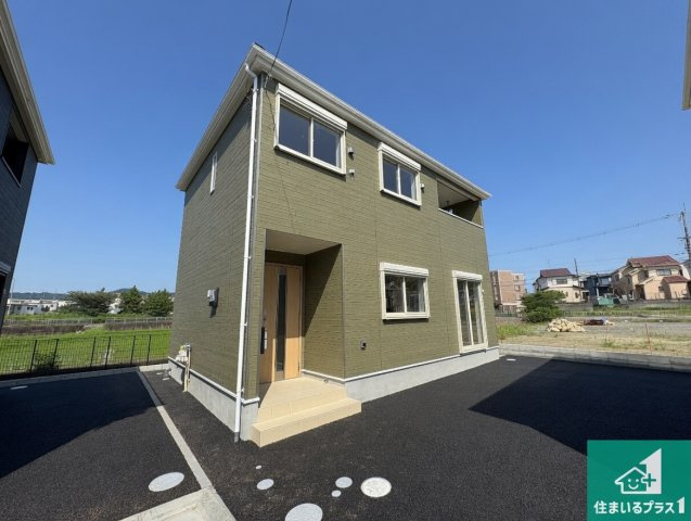 枚方市釈尊寺町　第4期　新築一戸建ての前面道路含む現地写真|周辺は閑静な住宅街！前面道路広々で車の出し入れも便利です。駐車が苦手な方でも安心して車庫入れできます！