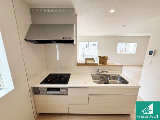 枚方市釈尊寺町　第4期　新築一戸建てのキッチン|リビングと統一感があり、使い勝手のいいキッチン。広々としているので、二人並んで作業が出来ちゃいます。お子様と一緒に色々なお料理に挑戦できるスペースがあります。