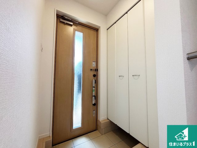枚方市釈尊寺町　第4期　新築一戸建ての玄関|シューズボックスにはたくさんの靴が収納できるので玄関周りはいつもスッキリ！ご家族が増えても安心！