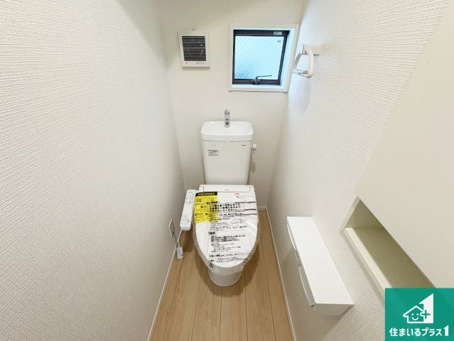 枚方市釈尊寺町　第4期　新築一戸建てのトイレ|1・2階の2ヶ所にあるので、朝の忙しい時間の順番待ちもなく、深夜の利用にも大変便利です。