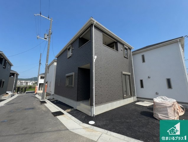 枚方市釈尊寺町　第4期　新築一戸建ての前面道路含む現地写真|駐車スペース！散水栓があるので、こまめに愛車を洗えます！