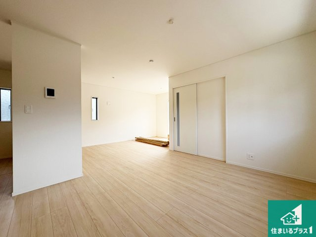 枚方市釈尊寺町　第4期　新築一戸建ての居間・リビング|周辺は閑静な住宅街！前面道路広々で車の出し入れも便利です。駐車が苦手な方でも安心して車庫入れできます！