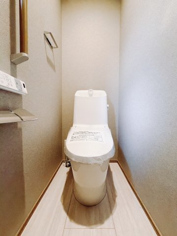 【中古戸建】深谷市常盤町のトイレ|■トイレ｜白を基調とした清潔感溢れるトイレになっています。トイレには窓がついていますので常に換気をすることができ清潔を保てます。