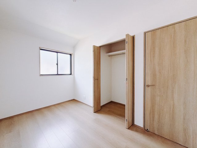 【中古戸建】深谷市常盤町の洋室|■洋室｜2階各居室には収納をご用意しています♪常にお部屋を綺麗に保てます！小さなお子様も自然とお片付けができるようになるのでうれしいですよね！