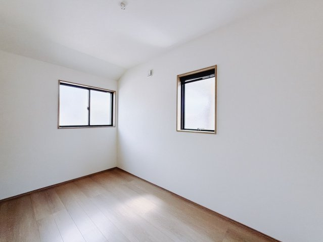 【中古戸建】深谷市常盤町の洋室|■洋室｜ナチュラルカラーの床です。模様替えなどとても楽しく工夫できます♪陽当たり、風通しもとても良いので毎日快適な生活スタートです！子供部屋にも良いですね♪