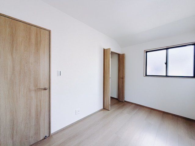 【中古戸建】深谷市常盤町の洋室|■洋室｜ママ友が来ても子供達には子供部屋で遊んでいてもらうことができます。ママ達はリビングで楽しくおしゃべりに華を咲かせながら気兼ねなく盛り上がれます♪