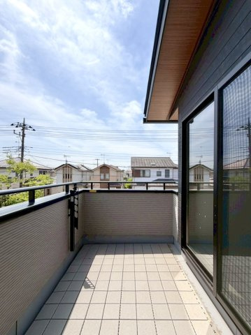 【中古戸建】深谷市常盤町のバルコニー|■バルコニー｜お布団がたくさん干せますね♪バルコニーから入る日差しは暖かく、爽快な朝の目覚めを促してくれます♪洗濯物やお布団を干して太陽の香りを吸い込んだお布団で夜はおやすみください。