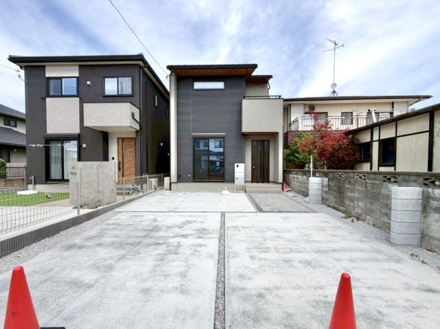 【中古戸建】深谷市常盤町の外観|■外観｜広々とした駐車スペースで楽々駐車可能！お買い物後もスムーズにお荷物を運べます♪