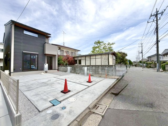 【中古戸建】深谷市常盤町の外観|■外観｜前面道路が広く見渡しが良いため、車の出入りやすれ違いもスムーズで日々の運転も安心して行えます♪
