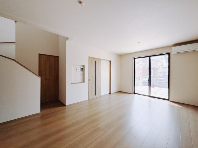 【中古戸建】深谷市常盤町の居間・リビング|■リビング｜こちらのプランは必ずリビングに皆が顔を合わせる仕様になっていますので、家族とのコミュニケーションがとりやすく絆が深まります。