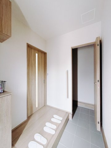 【中古戸建】深谷市常盤町の玄関|■玄関｜シューズインクロークには折りたたみ自転車やゴルフバッグ、ベビーカーを置くのに最適な場所となっています。