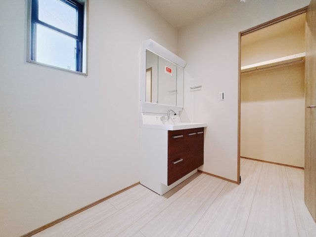 【中古戸建】深谷市常盤町の独立洗面台|■洗面室｜通常より広いタイプの洗面所になっています。のびのびと使える洗面所には寒い冬にストーブをおいても邪魔になりません♪