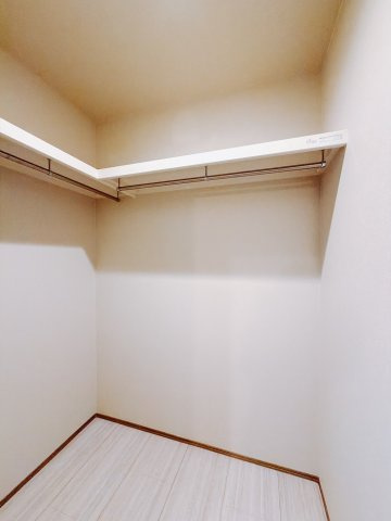 【中古戸建】深谷市常盤町の収納|■WIC｜洗面室にWICがございます。洗面、着替え、収納と朝の忙しい時間でも動線がスムーズです♪