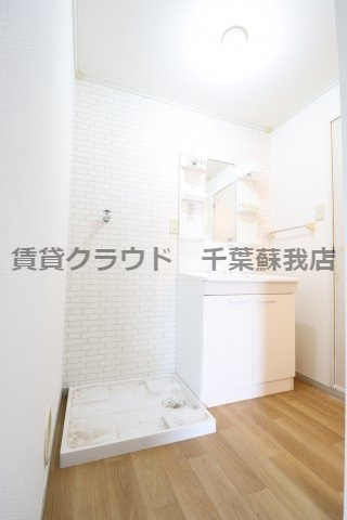 グリーンヒルズDの洗面所|明るい洗面所です