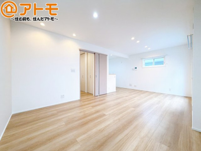 【居間・リビング】 | 葵区城東町　新築戸建　1号地 | 日当たりのよいリビングは、一年を通してぽかぽかとしています。家族が自然と集まる空間になりそうですね♪