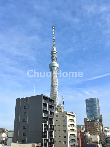 ジュウエル錦糸町の展望|手を伸ばせば、ふれることが出来そうな環境が、そのままインテリアになったような印象です。その豊かな眺望にふさわしい空間には、通風・採光にも優れ、心地よい光と風があふれています