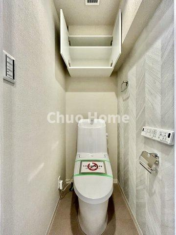 ジュウエル錦糸町のトイレ|【トイレ】 収納スペースをしっかりと確保した温水洗浄便座機能付きトイレ。温水洗浄便座は清潔にお使いいただくための大切なアイテムです。