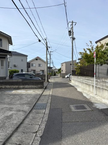 新潟市西区五十嵐二の町の前面道路含む現地写真