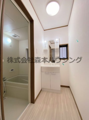 【洗面所】 | 　門真市島頭1丁目戸建貸家 | 明るい洗面所です