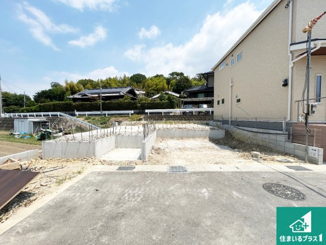 泉南郡熊取町七山　新築一戸建ての外観|周辺は落ち着いた街並みの住宅地！子育てがしやすい住環境です！まだ未完成ですが、現地でしかわからない事もございます。是非一度ご覧ください。