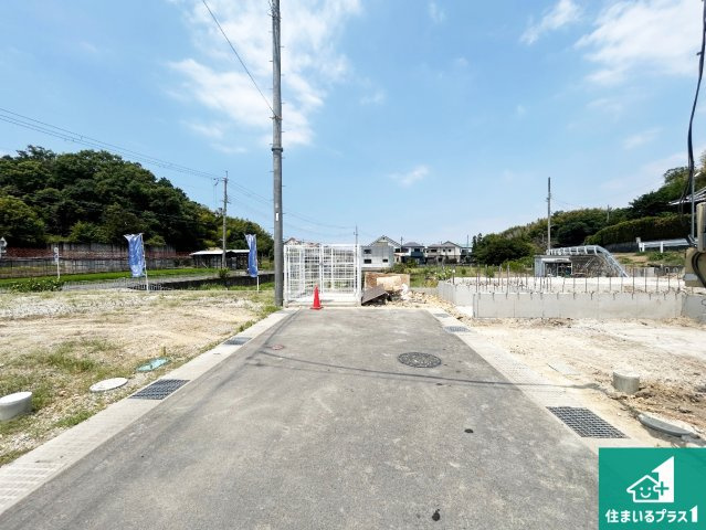 泉南郡熊取町七山　新築一戸建ての前面道路含む現地写真|周辺は落ち着いた街並みの住宅地！子育てがしやすい住環境です！まだ未完成ですが、現地でしかわからない事もございます。是非一度ご覧ください。