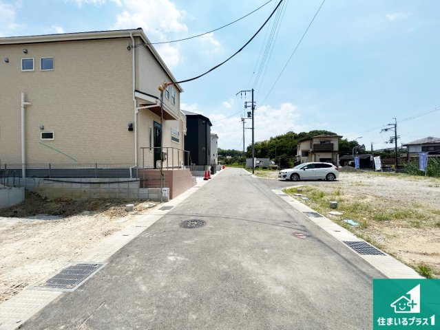 泉南郡熊取町七山　新築一戸建ての前面道路含む現地写真|周辺は落ち着いた街並みの住宅地！子育てがしやすい住環境です！まだ未完成ですが、現地でしかわからない事もございます。是非一度ご覧ください。