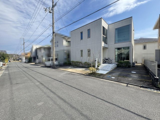高知市長浜蒔絵台2丁目　中古戸建ての前面道路含む現地写真
