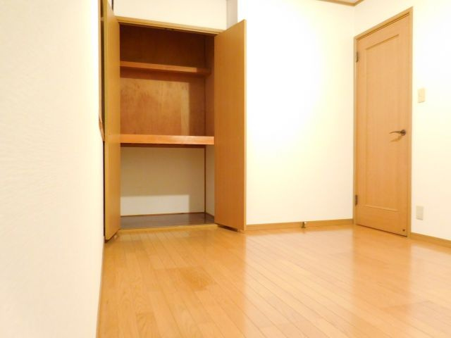 高槻市城南町１丁目のアパートの収納