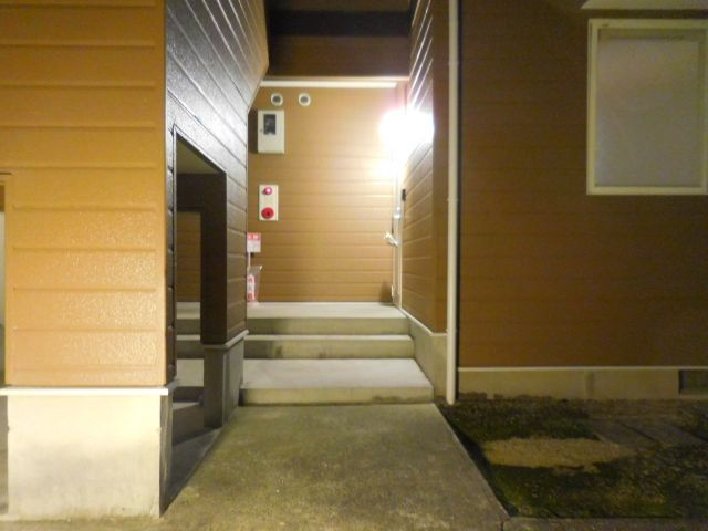 高槻市城南町１丁目のアパートのエントランス