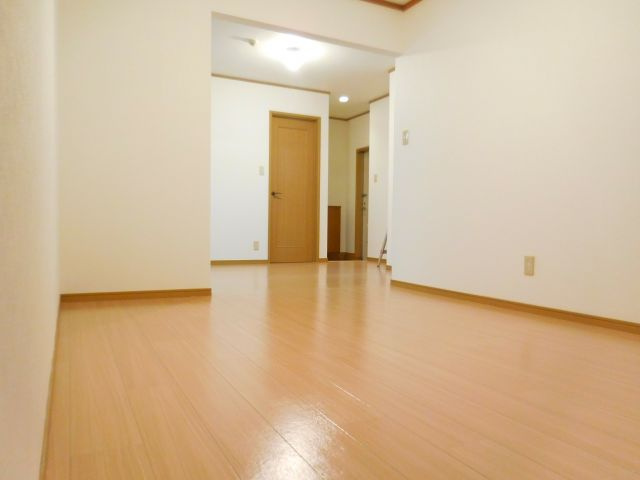 高槻市城南町１丁目のアパートの洋室