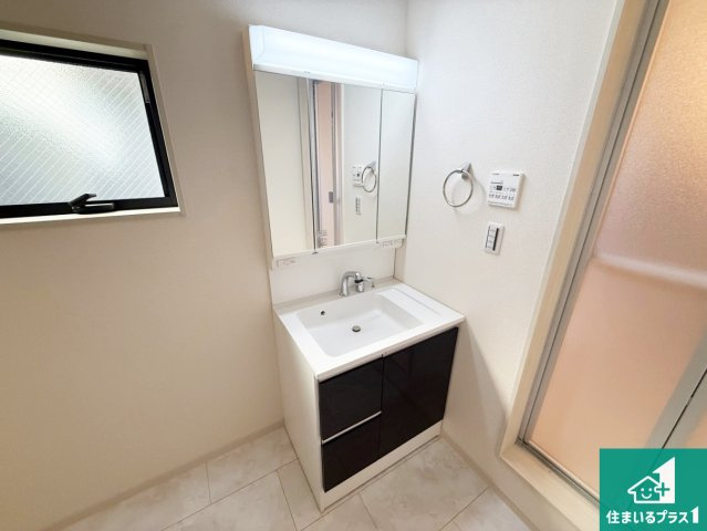 31(土)1(日)3(祝)現地説明会！◆柏原市国分西　第2期　新築一戸建ての独立洗面台|清潔感のある洗面台です。フラットな鏡は掃除がしやすく毎日清潔！鏡裏には収納があるのでスッキリとした洗面台が保てます。