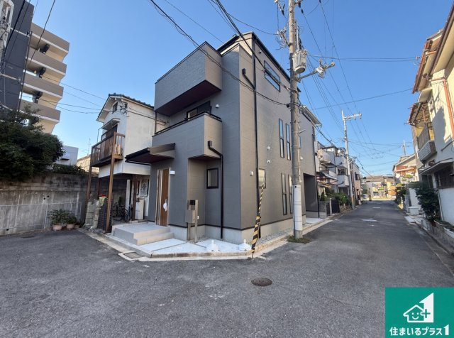 10(土)11(日)12(祝)現地説明会！◆柏原市国分西　第2期　新築一戸建ての前面道路含む現地写真|周辺は閑静な住宅街！前面道路広々で車の出し入れも便利です。駐車が苦手な方でも安心して車庫入れできます！