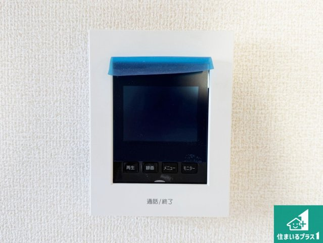 柏原市国分西　第2期　新築一戸建ての防犯設備|カラーモニターインターホン！声だけでなく来訪者の姿や顔がモニターで確認できるので、小さなお子様がいらっしゃるご家庭でも安心できます！