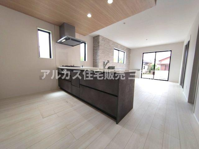 【内覧動画公開中！】京王線 調布駅 バス15分 停歩4分 新築戸建 調布市深大寺北町7丁目の居間・リビング