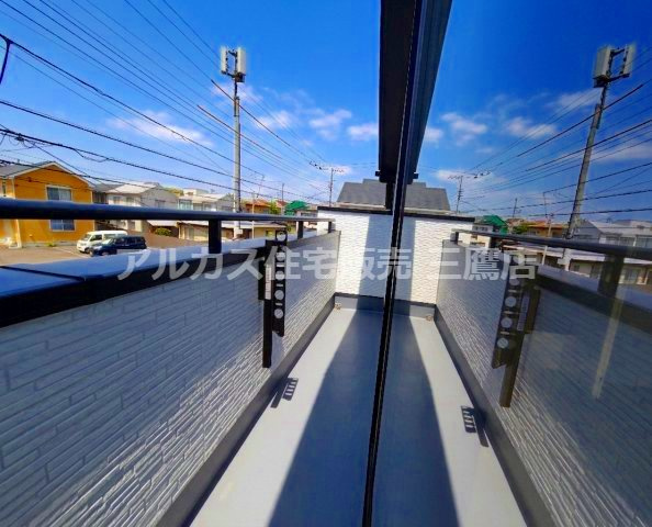 【内覧動画公開中！】京王線 調布駅 バス15分 停歩4分 新築戸建 調布市深大寺北町7丁目のバルコニー