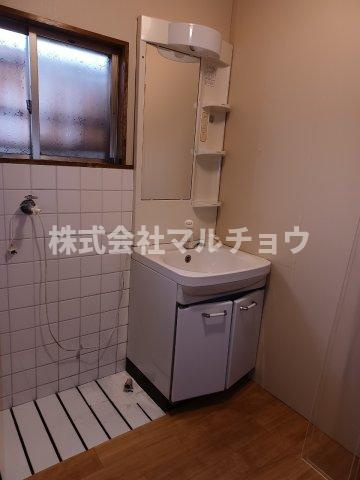 文里2丁目戸建て（オーナーチェンジ）の独立洗面台|独立洗面台あり、毎朝おしゃれに忙しい女性の方におすすめです