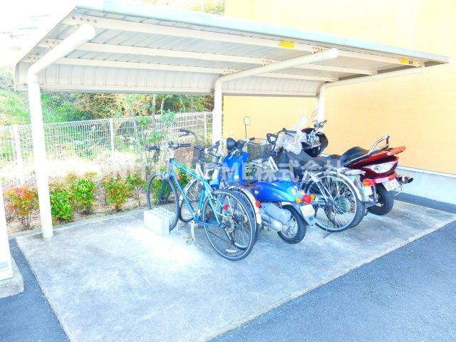 サザンヒルズのエントランス|屋根付きの駐輪場は無料です＊