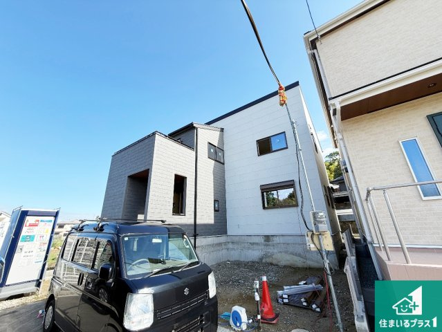 泉南郡熊取町七山　新築一戸建ての外観|周辺は落ち着いた街並みの住宅地！子育てがしやすい住環境です！まだ未完成ですが、現地でしかわからない事もございます。是非一度ご覧ください。