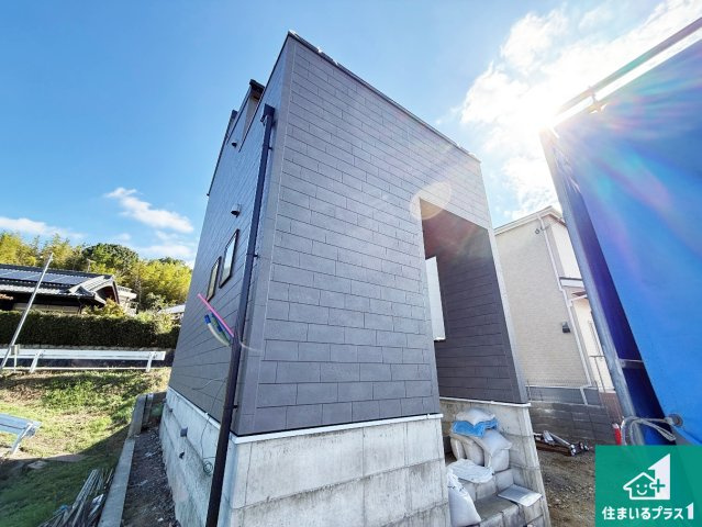 泉南郡熊取町七山　新築一戸建ての外観|周辺は落ち着いた街並みの住宅地！子育てがしやすい住環境です！まだ未完成ですが、現地でしかわからない事もございます。是非一度ご覧ください。