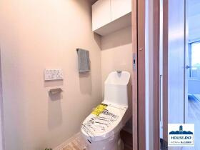 R8,4月リフォーム済み！ネオグランデ藤ヶ丘のトイレ|収納に困らない、実用的な棚付きトイレ。トイレットペーパーや芳香剤などをスッキリ収納できます。
最新の温水洗浄機能で、いつでも清潔・快適。