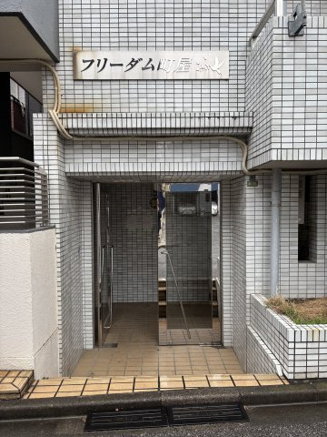 フリーダム町屋のエントランス