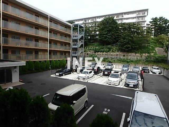 横浜市神奈川区三ツ沢下町の賃貸マンションの駐車場