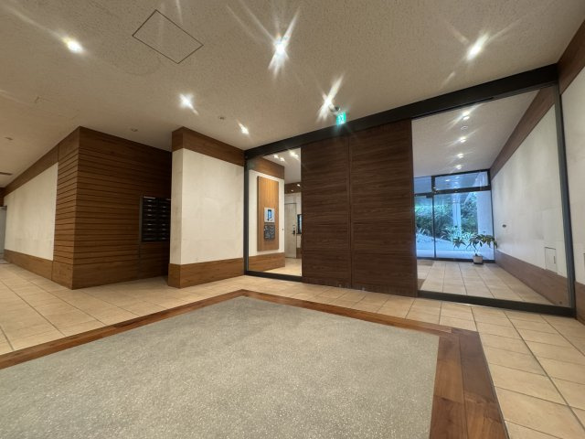 横浜市神奈川区三ツ沢下町の賃貸マンションのロビー
